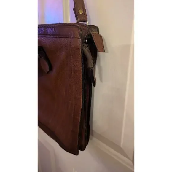 Vintage brown leather messenger bag by Diana. Two separate zip compartments, - Picture 5 of 13